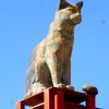 Estatua de un gato feliz